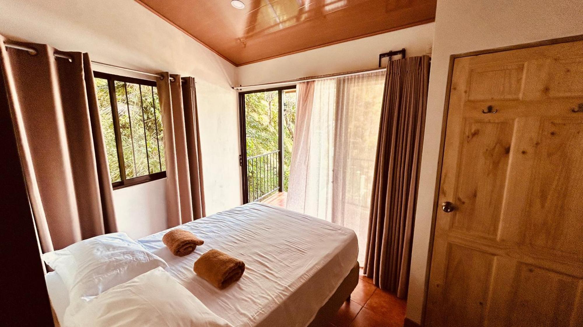 Casa Encantada Offers You Two-Bedroom House, 1 Tiny Apartment & 3 Double Rooms Manuel Antonio Dış mekan fotoğraf