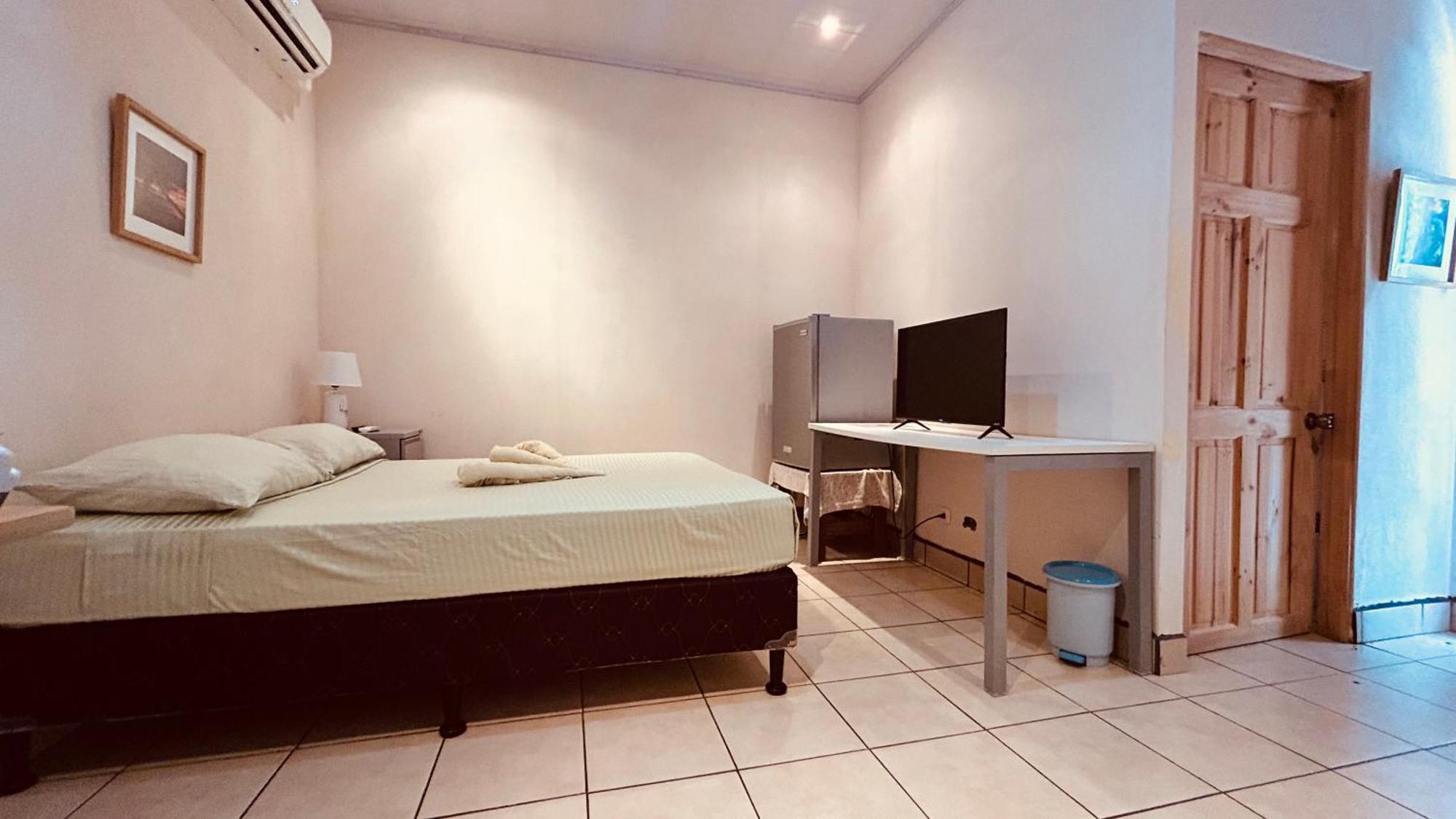 Casa Encantada Offers You Two-Bedroom House, 1 Tiny Apartment & 3 Double Rooms Manuel Antonio Dış mekan fotoğraf